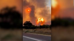 CNNE 1428165 - incendio forestal en grecia desata explosion en base militar