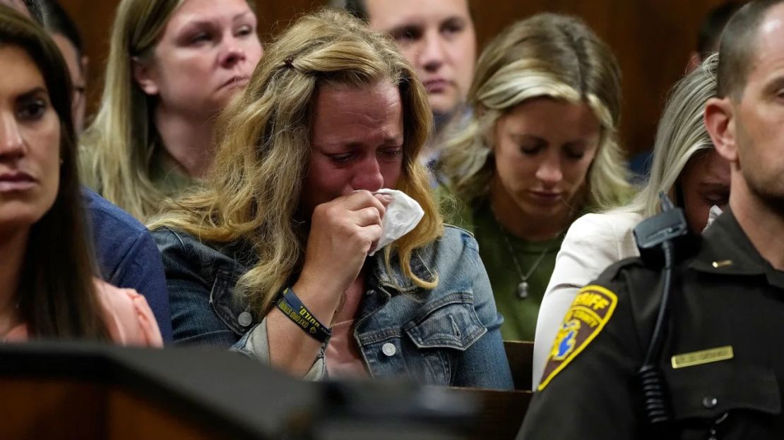 Sheri Myre, madre de Tate Myre, uno de los estudiante asesinados de de Oxford, llora en el tribunal este viernes. Crédito: Carlos Osorio/AP