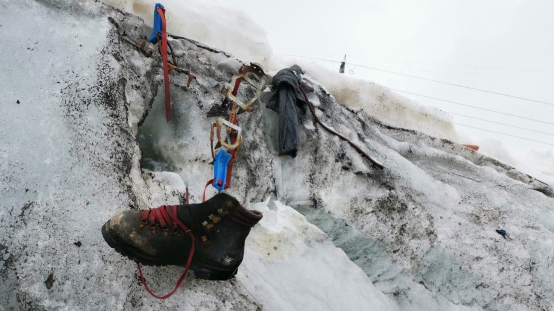 El hielo derretido revela los restos de un escalador alemán perdido en un glaciar en Suiza hace 37 años.