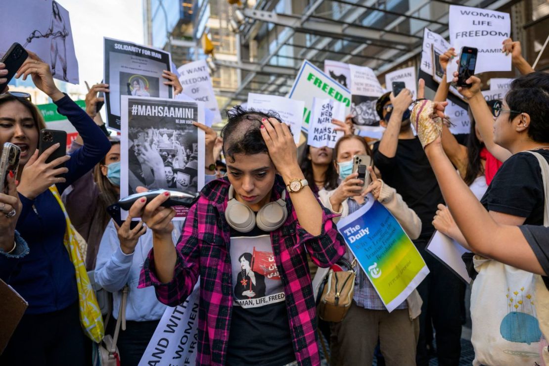 La activista Forouzan Farahani se afeita la cabeza en protesta por la muerte de Mahsa Amini en Irán ante el edificio de The New York Times en Nueva York el 27 de septiembre de 2022. Crédito: Angela Weiss/AFP vía Getty Images