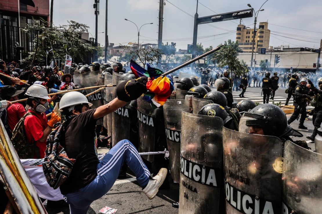 Manifestantes se enfrentan a la policía durante una protesta en Lima, Perú, mientras la presidenta Dina Boluarte da un discurso en el Congreso por el Día de la Independencia, el 28 de julio de 2023.