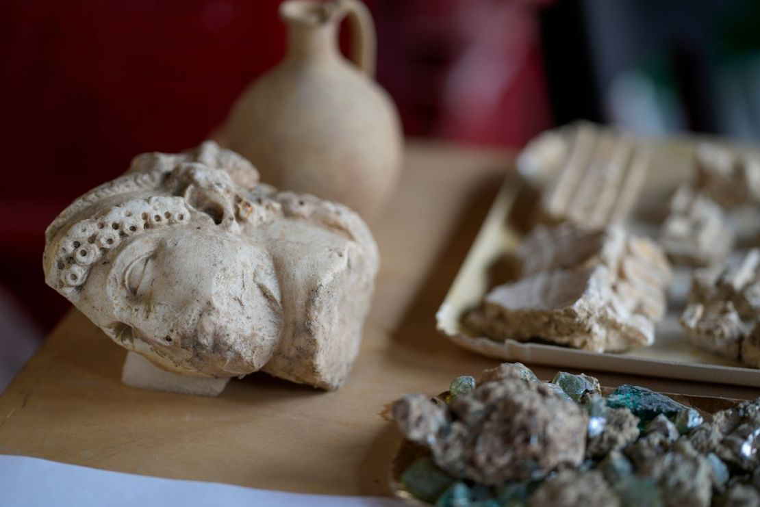 Una cabeza de Juno de doble cara, que data aproximadamente del siglo I d.C., se ve entre otros hallazgos procedentes de la excavación del teatro del antiguo emperador romano Nerón. Crédito: Andrew Medichini/AP