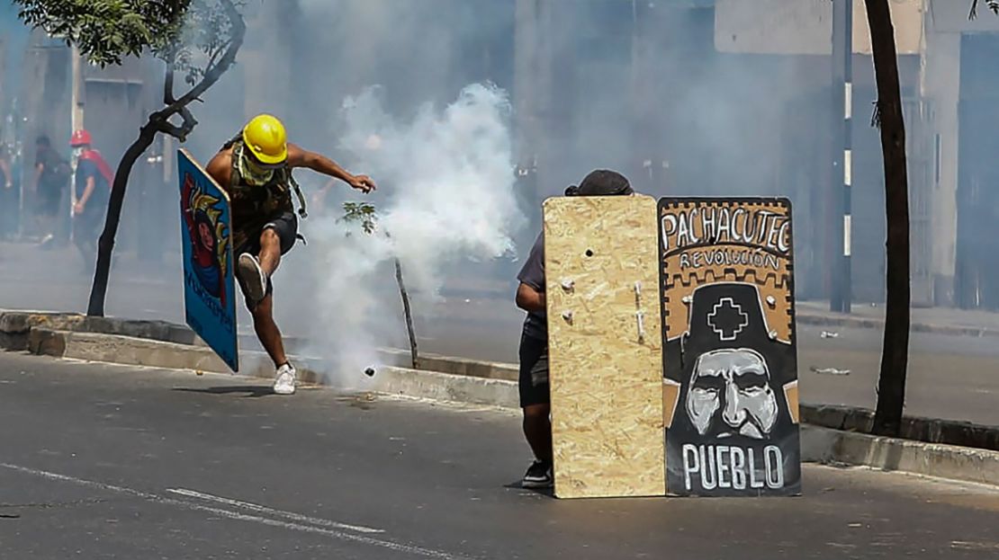 Manifestantes se enfrentan con la policía antidisturbios en el centro de Lima mientras la presidenta peruana Dina Boluarte entrega su Mensaje a la Nación anual en el Día de la Independencia en el Congreso, el 28 de julio de 2023. Crédito: CARLOS ENRIQUE SARMIENTO/AFP vía Getty Images