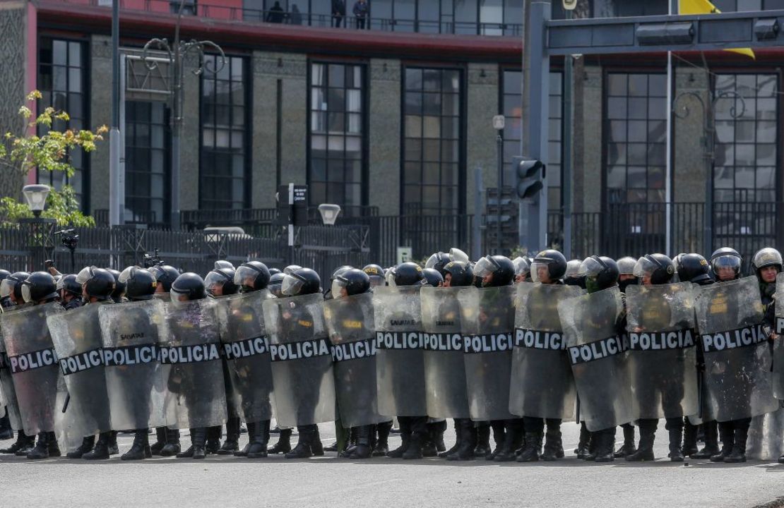 La policía antidisturbios contiene a los manifestantes en el centro de Lima el 28 de julio de 2023. Crédito: CARLOS ENRIQUE SARMIENTO/AFP vía Getty Images