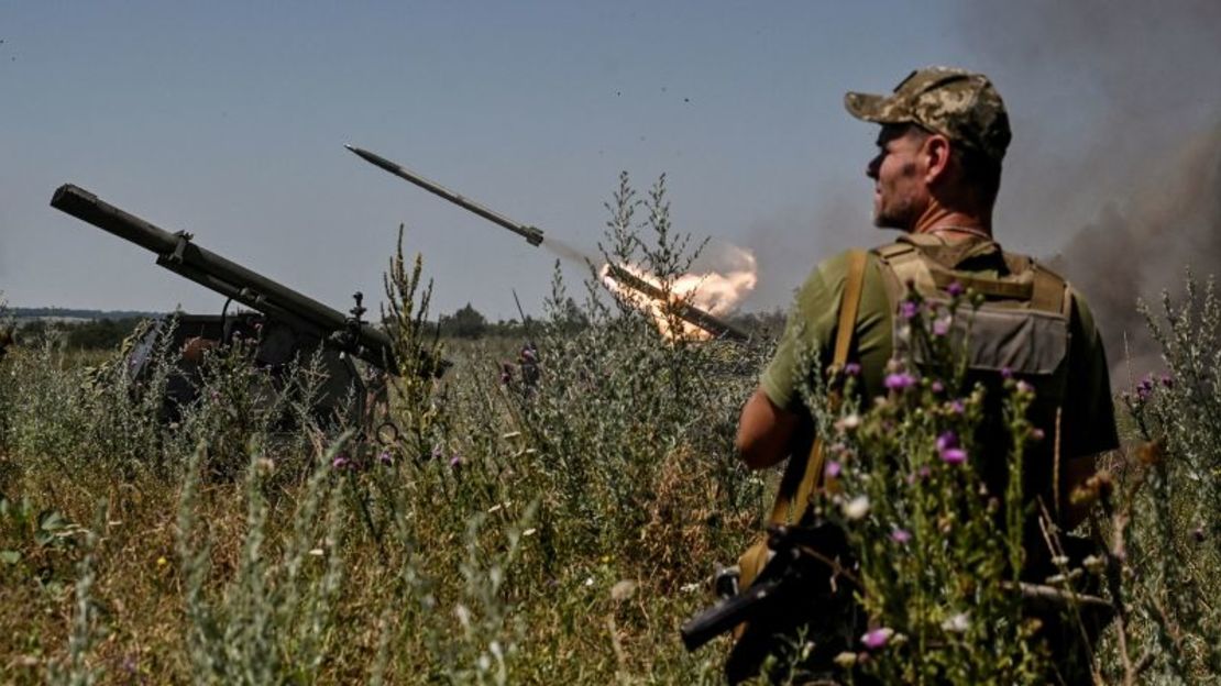 Los militares ucranianos disparan un pequeño sistema de lanzamiento de cohetes múltiples Partyzan hacia las tropas rusas cerca de la línea del frente.