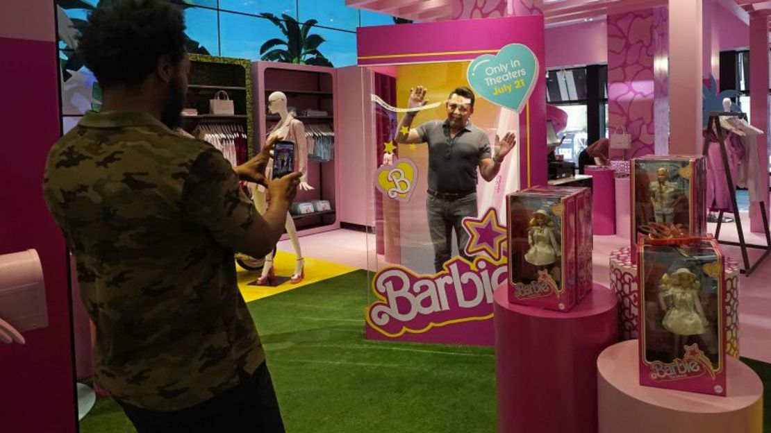 Un hombre posa en una gran caja de muñecas Barbie en Bloomingdale's en Nueva York, antes del estreno de la película.