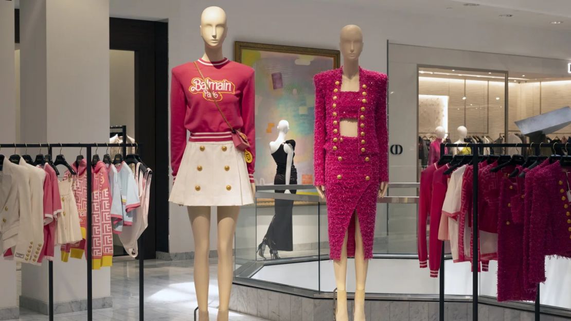 La colección Balmain x Barbie se exhibe en Neiman Marcus en Beverly Hills, California, el miércoles 19 de julio de 2023.