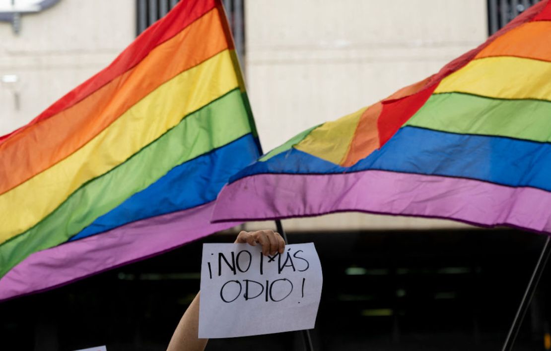 Un miembro de la comunidad LGBTI sostiene un cartel que dice "No más odio" durante una protesta frente al edificio del Ministerio Público para exigir la no criminalización, el acoso y la extorsión por parte de funcionarios públicos en Caracas, el 28 de julio de 2023.