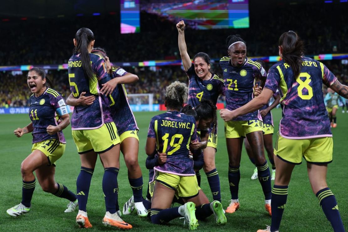 Las jugadoras de Colombia celebran después de que la mediocampista colombiana #02 Manuela Vanegas anotó el segundo gol de su equipo en el Estadio de Fútbol de Sydney el 30 de julio de 2023. Crédito: FRANCK FIFE/AFP a través de Getty Images