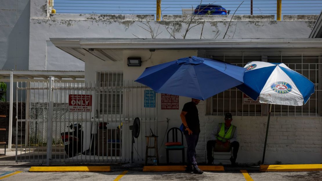 Residentes bajo la sombra durante una ola de calor en Miami, Florida, EE.UU., el martes 25 de julio de 2023.