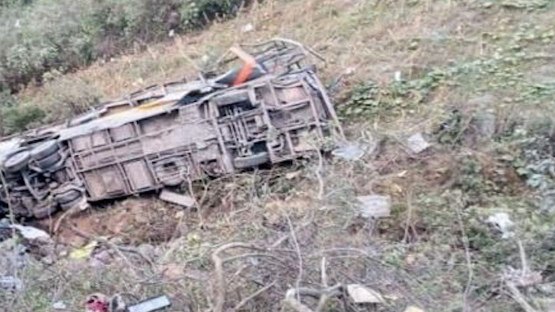 Un bus que iba hacia Tumbes, en el norte de Perú, se salió de la vía y cayó a un abismo.