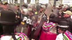 CNNE 1429085 - mujeres indigenas se enfrentan con la policia en medio de protestas en peru