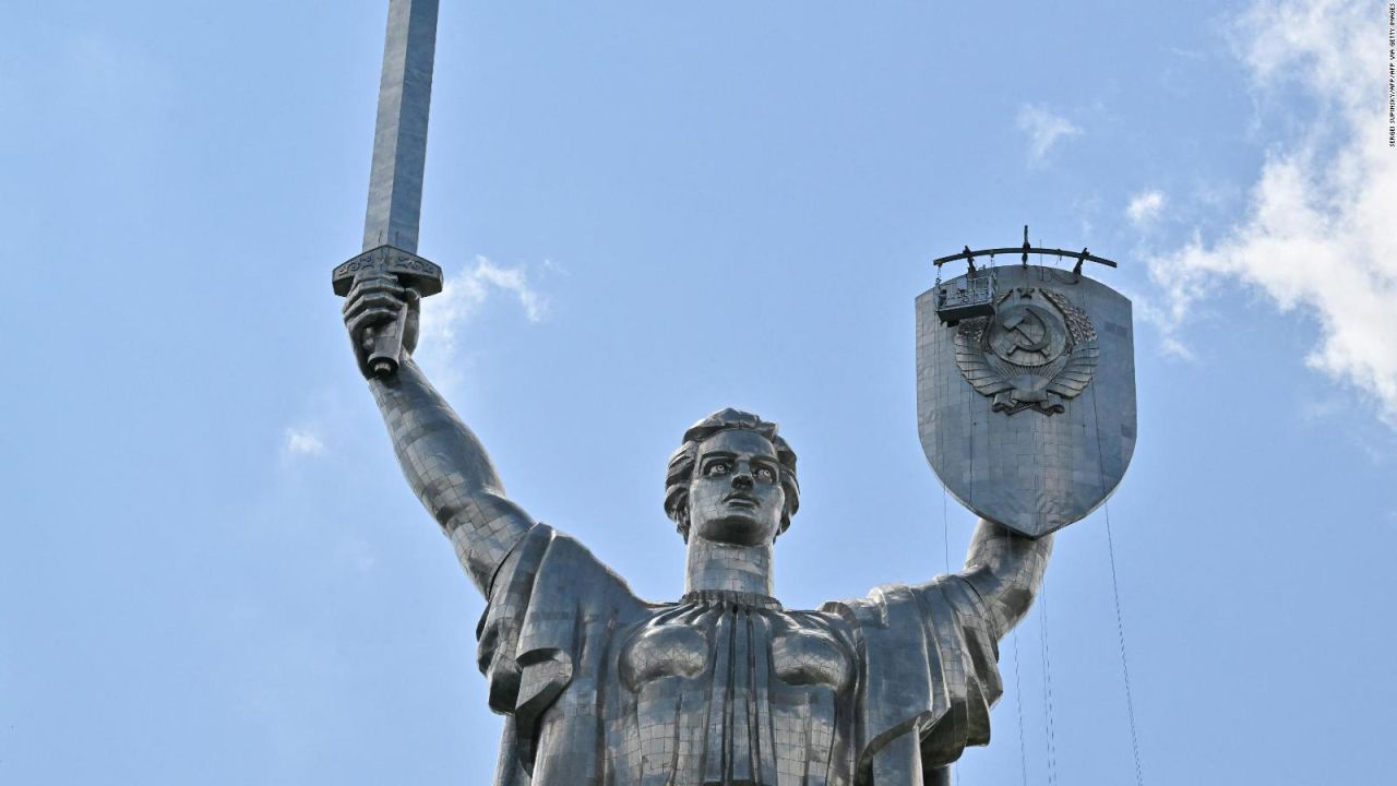 CNNE 1429087 - ucrania quita la hoz y el martillo del monumento a la madre patria