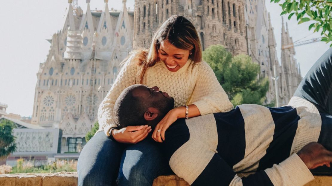 Martina y Leslie congeniaron enseguida cuando se conocieron en un avión. Aquí aparecen en una foto tiempo después en La Sagrada Familia de Barcelona. Crédito: Martina Johnson y Leslie Johnson