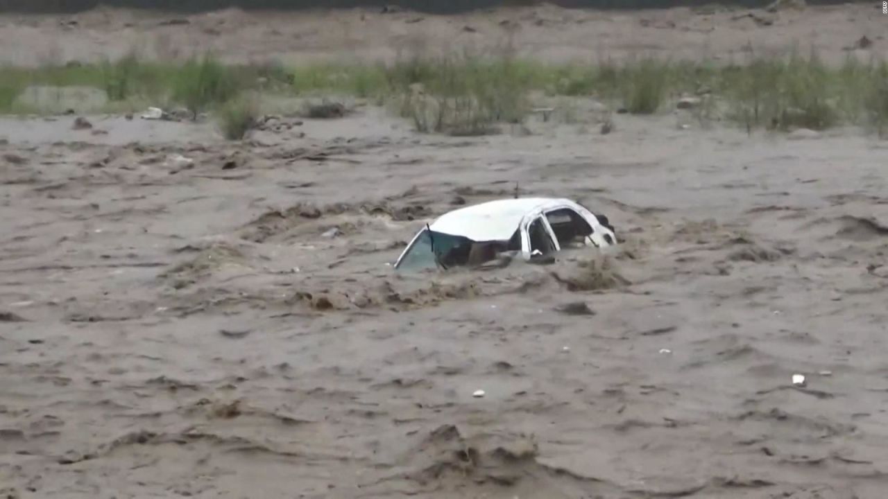 CNNE 1429355 - rescatan a un hombre atrapado en un auto por una inundacion en china