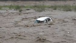 CNNE 1429355 - rescatan a un hombre atrapado en un auto por una inundacion en china