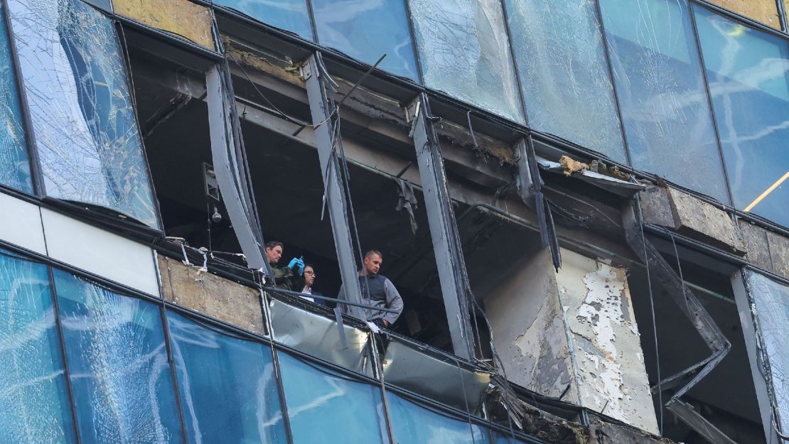 Miembros de los servicios de seguridad investigan un edificio de oficinas dañado, luego de un ataque con drones ucranianos en Moscú, Rusia, el 1 de agosto de 2023.