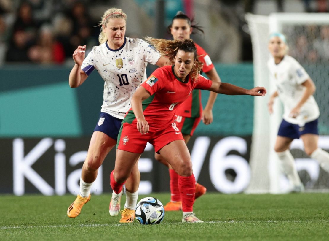 Andreia Norton, de Portugal, en acción con Lindsey Horan, de EE.UU.