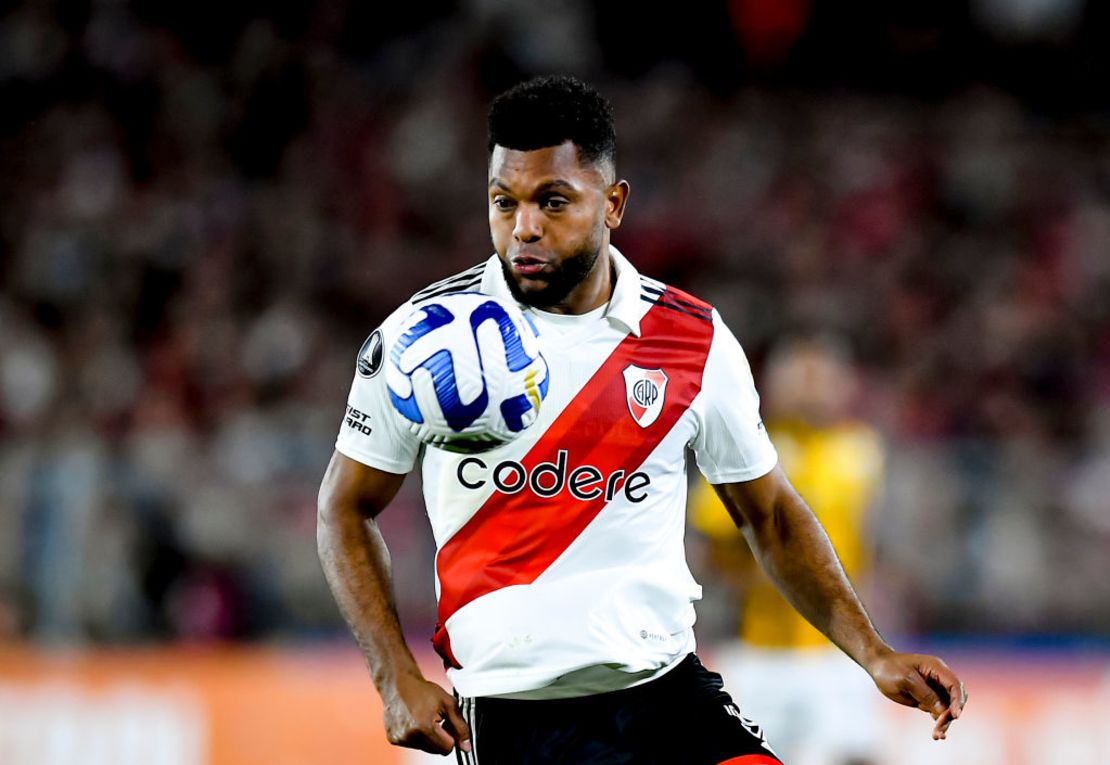 Miguel Borja de River Plate mira el balón durante un partido del grupo D de la Copa CONMEBOL Libertadores 2023 entre River Plate y The Strongest en el Estadio Más Monumental Antonio Vespucio Liberti el 27 de junio de 2023 en Buenos Aires, Argentina.