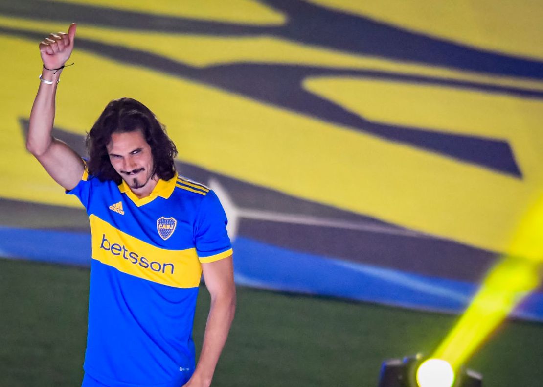 El delantero uruguayo Edinson Cavani saluda a los aficionados durante su presentación como nuevo jugador de Boca Juniors en el Estadio Alberto J. Armando el 31 de julio de 2023 en Buenos Aires, Argentina.