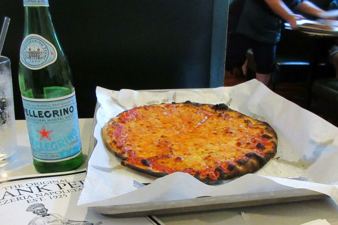 El estilo de pizza de New Haven, llamada apizza, se prepara en un horno con carbón. Crédito: Beth J. Harpaz/AP