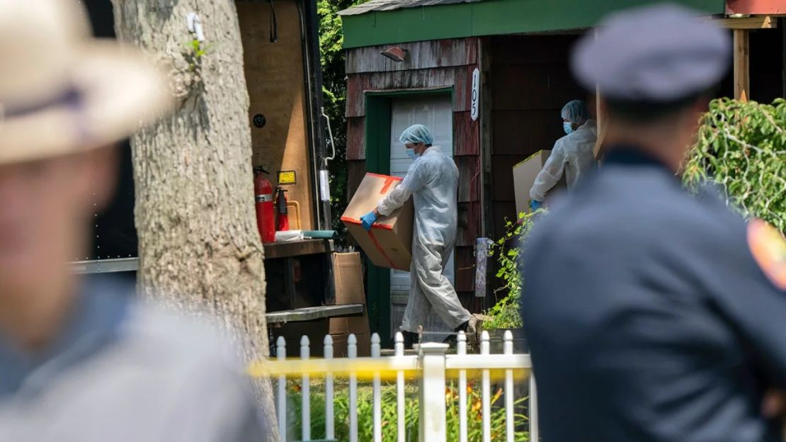 Los agentes del laboratorio criminalístico retiraron cajas de la vivienda. Crédito: Jeenah Moom/AP