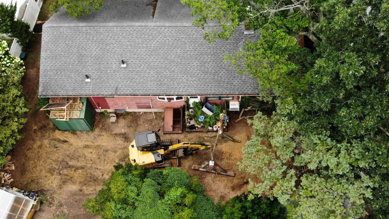 Las autoridades registraron la casa del sospechoso Rex Heuermann en Massapequa Park, Nueva York, utilizando un radar de penetración en el suelo y una retroexcavadora para registrar el patio. Crédito: Seth Wenig/AP