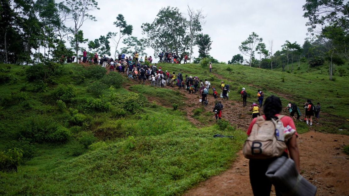 Migrantes atravesando la selva de Darién.