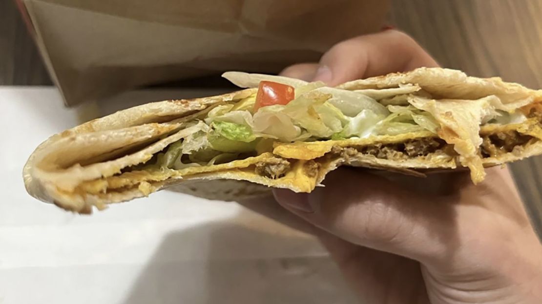 Una fotografía de un Crunchwrap Supreme que recibió un cliente como se muestra en Reddit hace un año. Siragusa incluyó la imagen en la demanda como comparación de lo que supuestamente recibían los clientes.