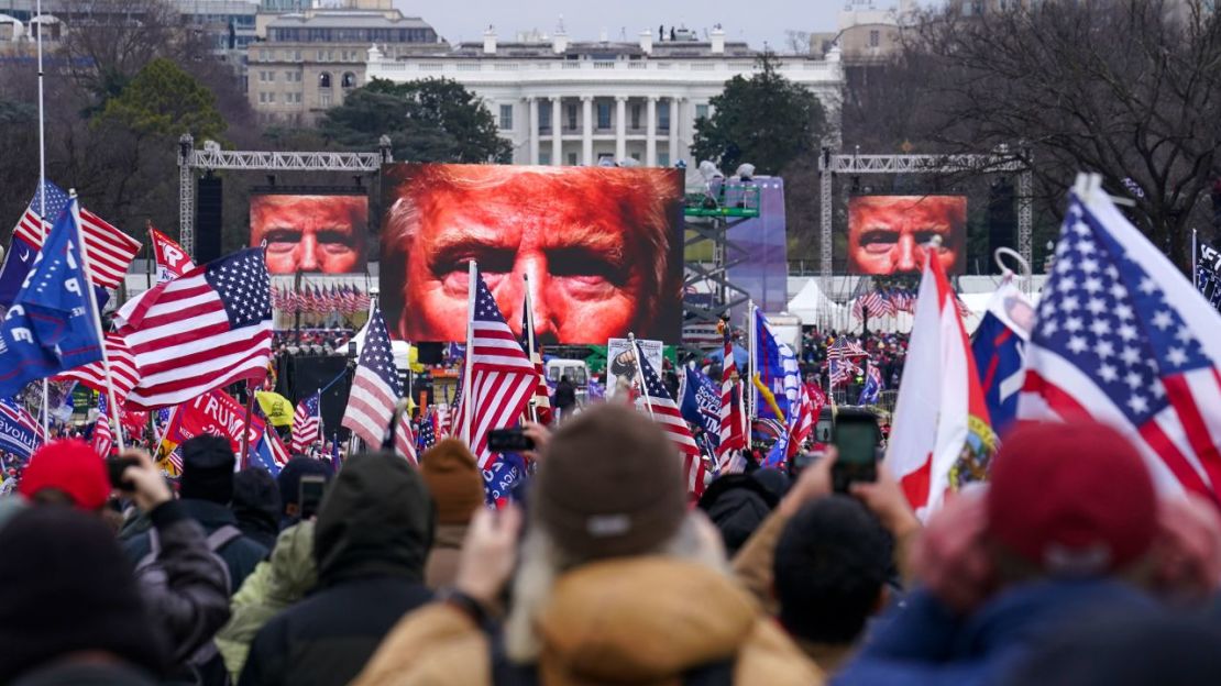 Partidarios de Trump participan en un mitin cerca de la Casa Blanca en la ciudad de Washington el 6 de enero de 2021.