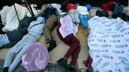 CNNE 1429994 - migrantes esperan ayuda en manhattan bajo el sol y la lluvia