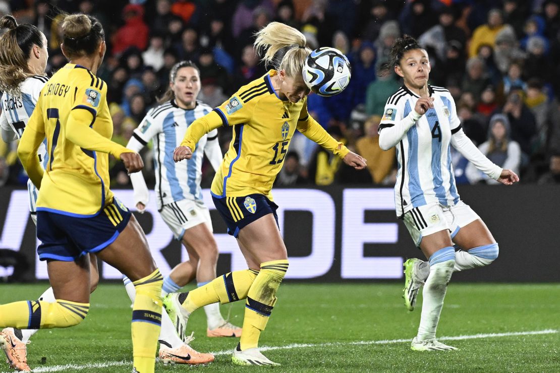 La sueca Rebecka Blomqvist, en el centro, cabecea el balón para marcar el primer gol de su equipo durante el partido de fútbol del Grupo G de la Copa Mundial Femenina entre Argentina y Suecia en Hamilton, Nueva Zelanda, el 2 de agosto.