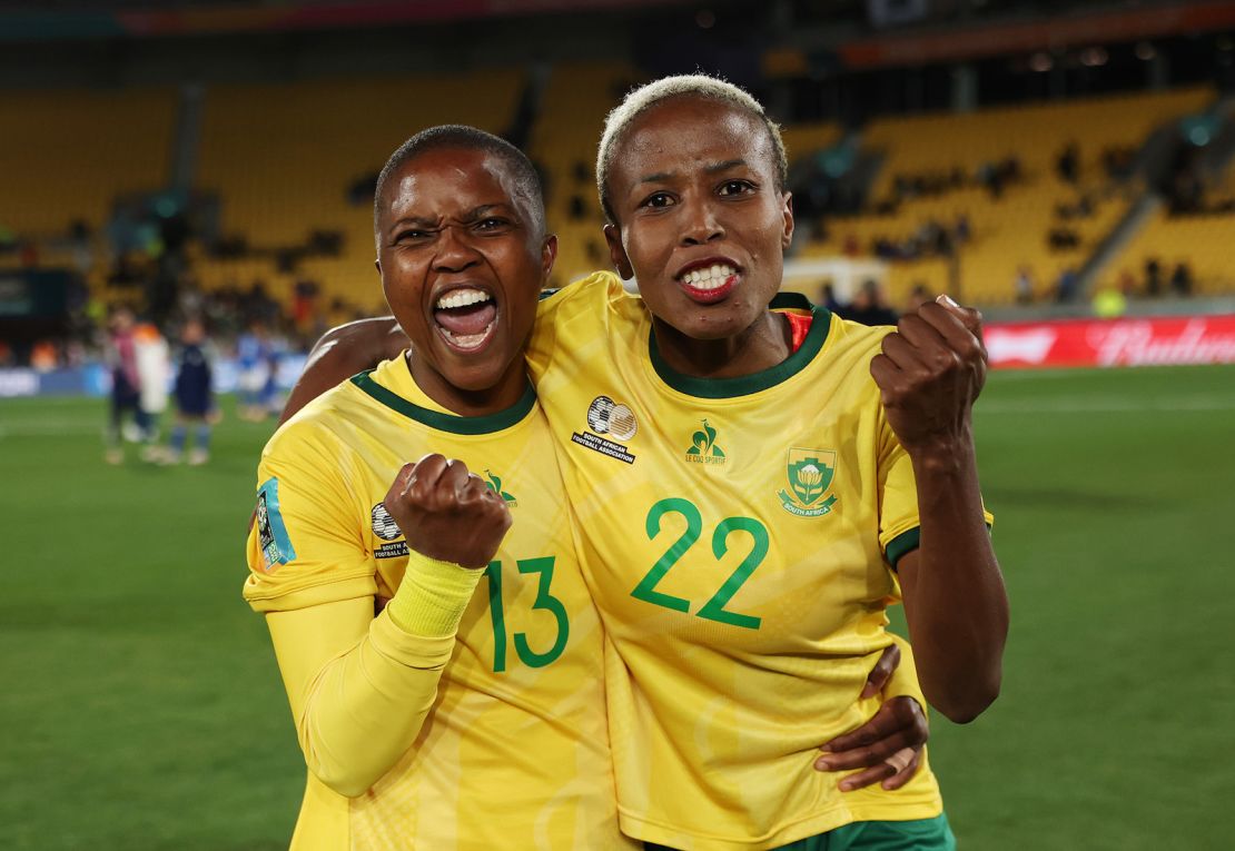 Bambanani Mbane y Mapula Kgoale de Sudáfrica celebran después de que su equipo avanzó a los octavos de final en el partido del Grupo G de la Copa Mundial Femenina de la FIFA Australia y Nueva Zelanda 2023 entre Sudáfrica e Italia en el Estadio Regional de Wellington el 2 de agosto, en Wellington, Nueva Zelanda.