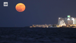 CNNE 1430125 - fotografo mexicano capto impresionantes imagenes de la superluna en cancun