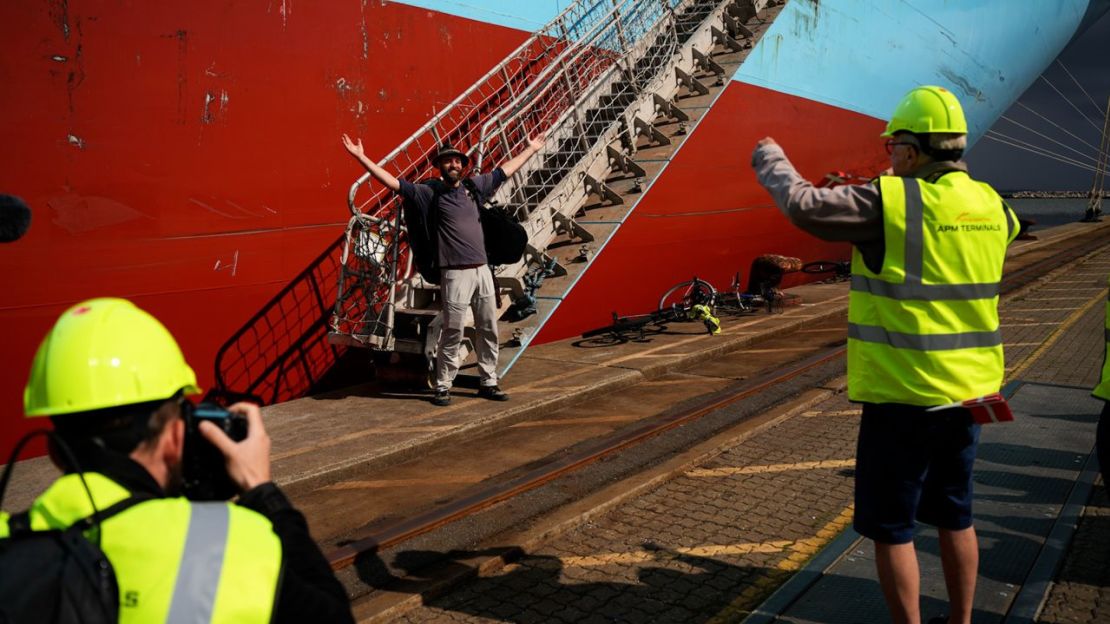 Pedersen desembarcando del carguero en Aarhus. Crédito: Puerto de Aarhus.