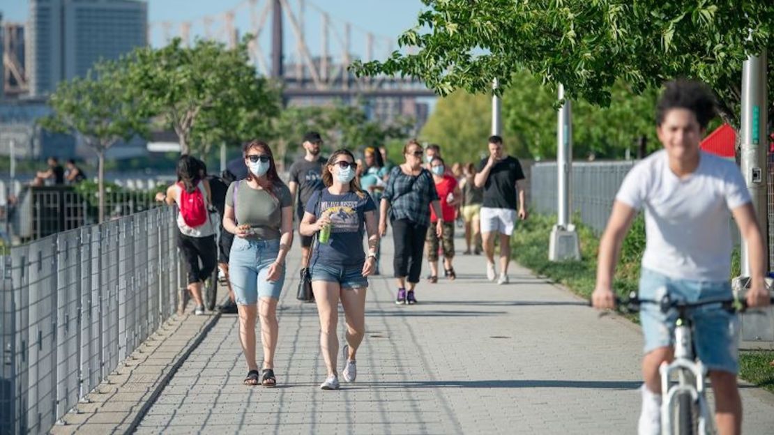 La gente camina en el Parque Estatal Gantry Plaza en la ciudad de Nueva York el 30 de mayo de 2020.