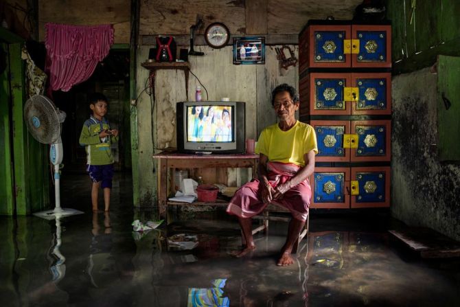 Una fotografía de un hombre y un niño en un salón inundado de Java (Indonesia) llamó la atención del jurado. Forma parte de un proyecto a largo plazo del fotógrafo Giacomo d'Orlando para documentar la subida del nivel del mar y cómo la gente se adapta para sobrevivir a los efectos del cambio climático.