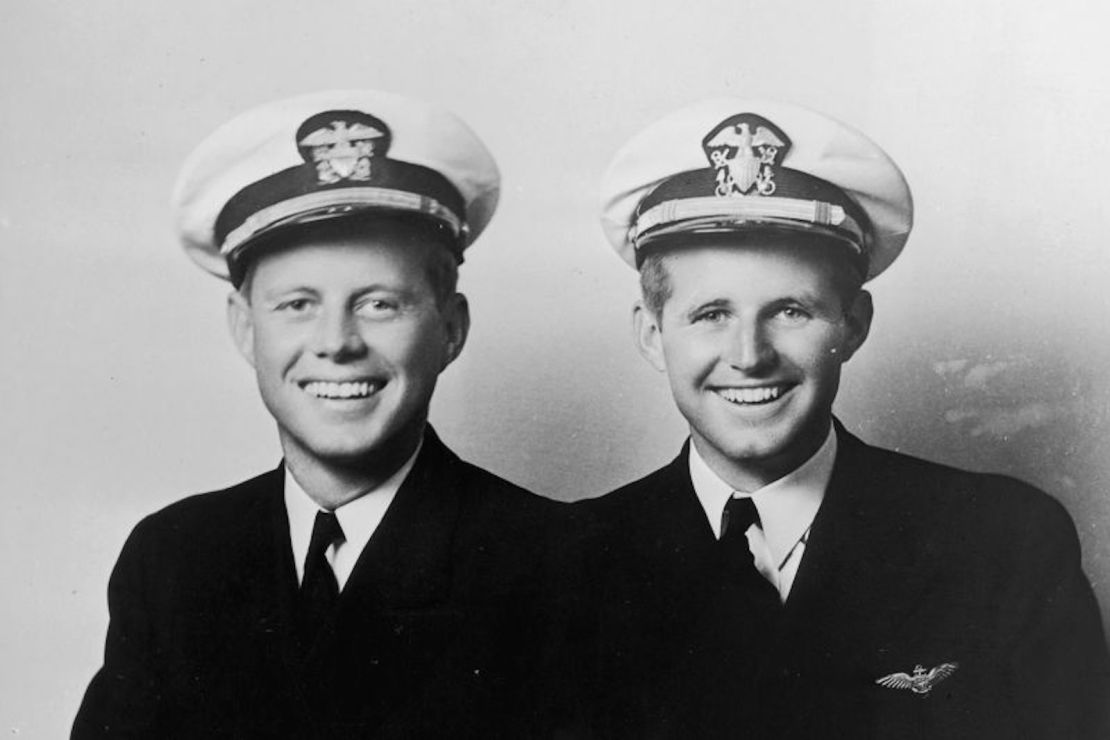 John F. Kennedy, izquierda, y su hermano Joseph Kennedy Jr, en 1945.