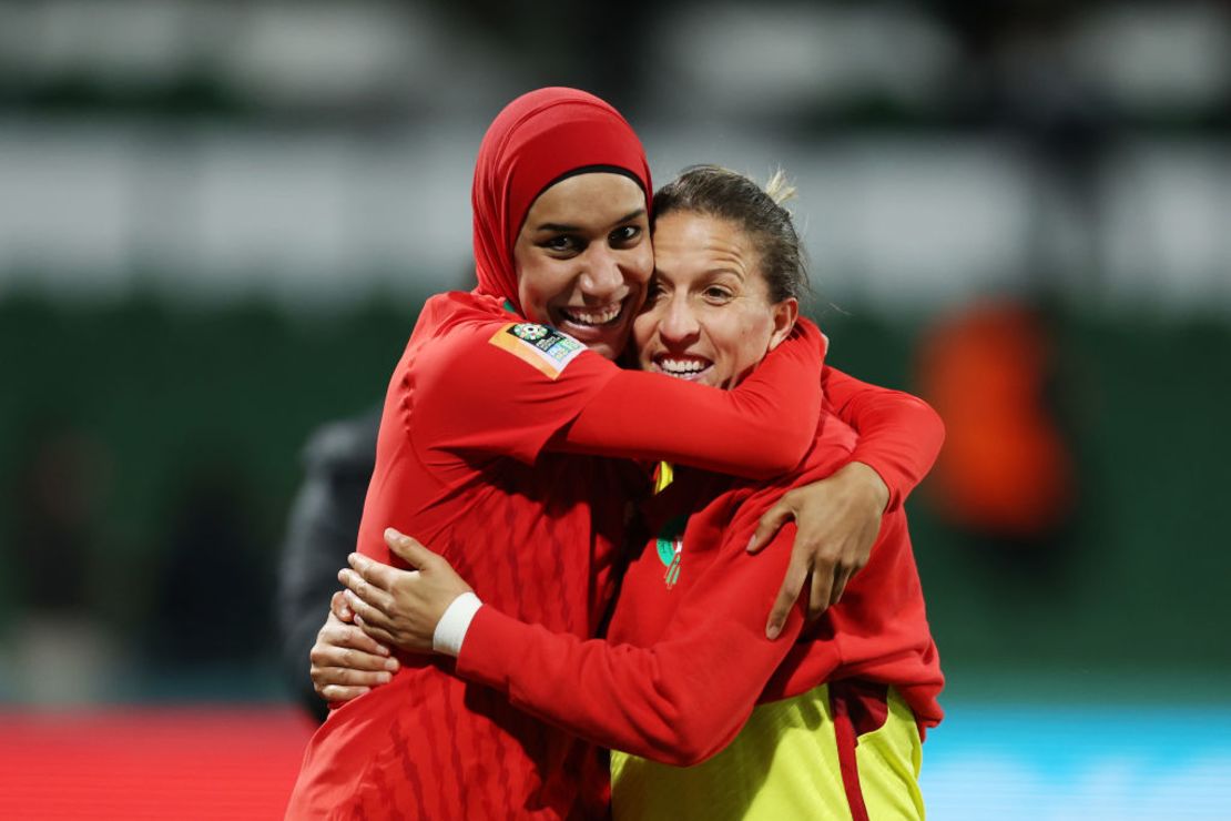 Nouhaila Benzina y Najat Badri, de Marruecos, celebran el pase a la fase eliminatoria tras la victoria por 1-0 en el partido del Grupo H de la Copa Mundial Femenina de la FIFA Australia y Nueva Zelandia 2023 entre Marruecos y Colombia disputado en el Perth Rectangular Stadium el 03 de agosto de 2023 en Perth, Australia.