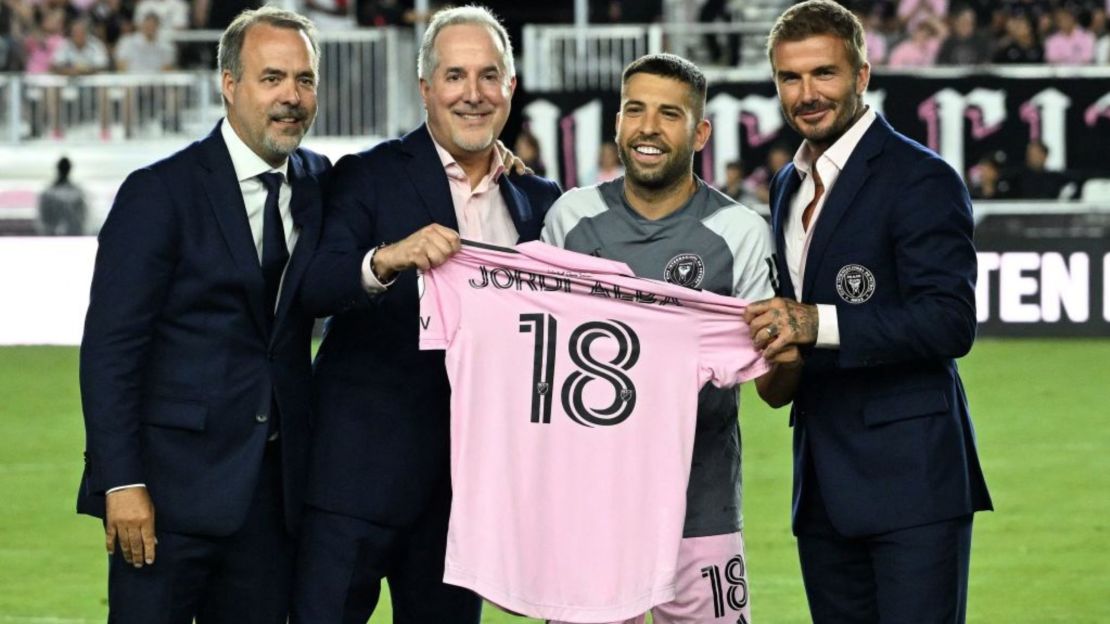 Los propietarios del Inter Miami David Beckham, Jose Mas y Jorge Mas presentan al defensa español Jordi Alba antes del partido de fútbol de dieciseisavos de final de la Leagues Cup entre el Inter Miami y el Orlando City en el estadio DRV PNK de Fort Lauderdale, Florida, el 2 de agosto de 2023.