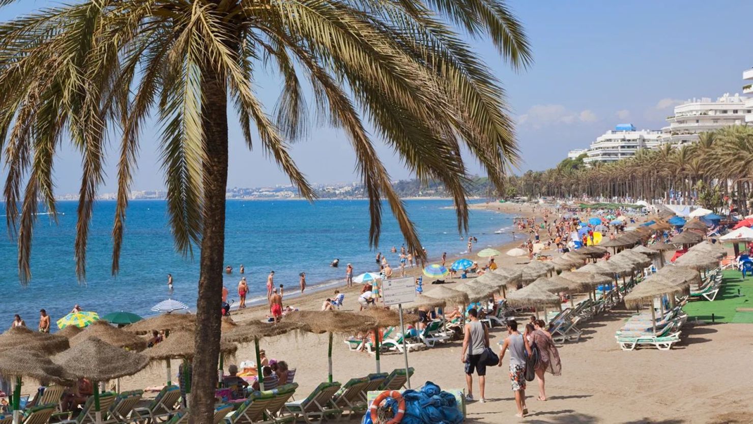 La playa de la Fontanilla en Marbella se empapa de luz solar en la Costa del Sol española. Crédito: Ken Welsh/Alamy Stock Photo