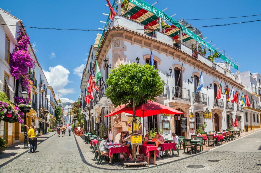 El colorido casco antiguo de Marbella tiene un ambiente tranquilo. Crédito: Manfred Gottschalk/Alamy Stock Photo