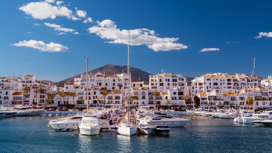 El blanco puerto de Puerto Banús está al oeste de Marbella. Crédito: Deejpilot/iStockphoto/Getty Images