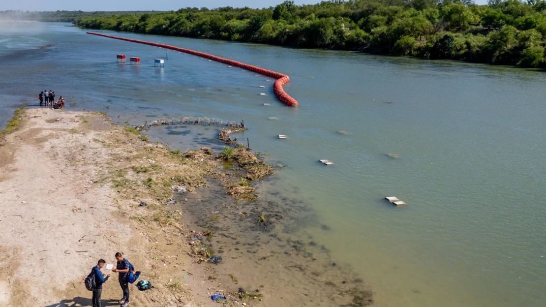 La barrera flotante que desplegó Texas sobre el río Bravo para impedir la llegada de migrantes.