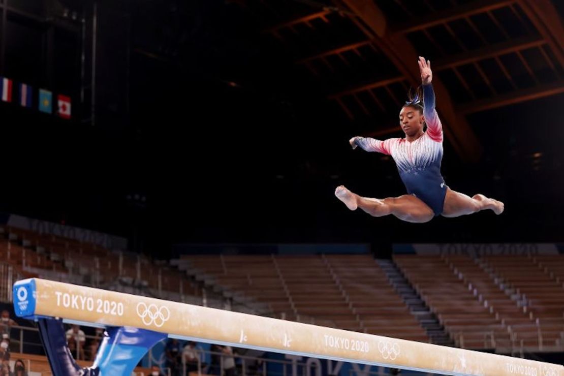 Biles compite en la final de barra de equilibrio en los Juegos Olímpicos de Tokio 2020.