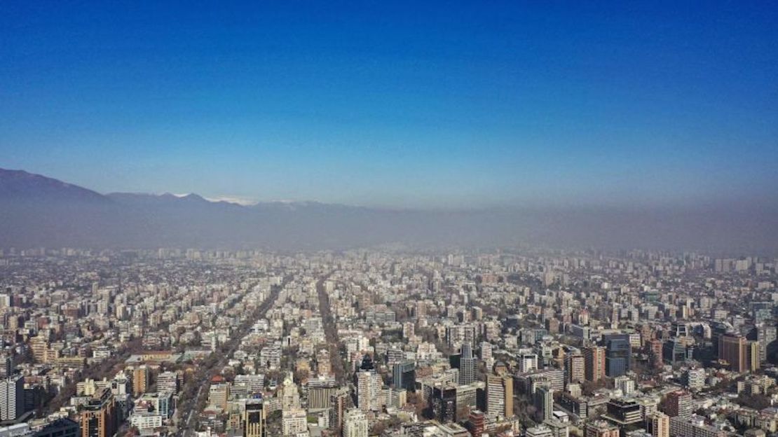 En esta foto se ve el smog causado por altas temperaturas en la ciudad de Santiago de Chile, el 2 de agosto de 2023.