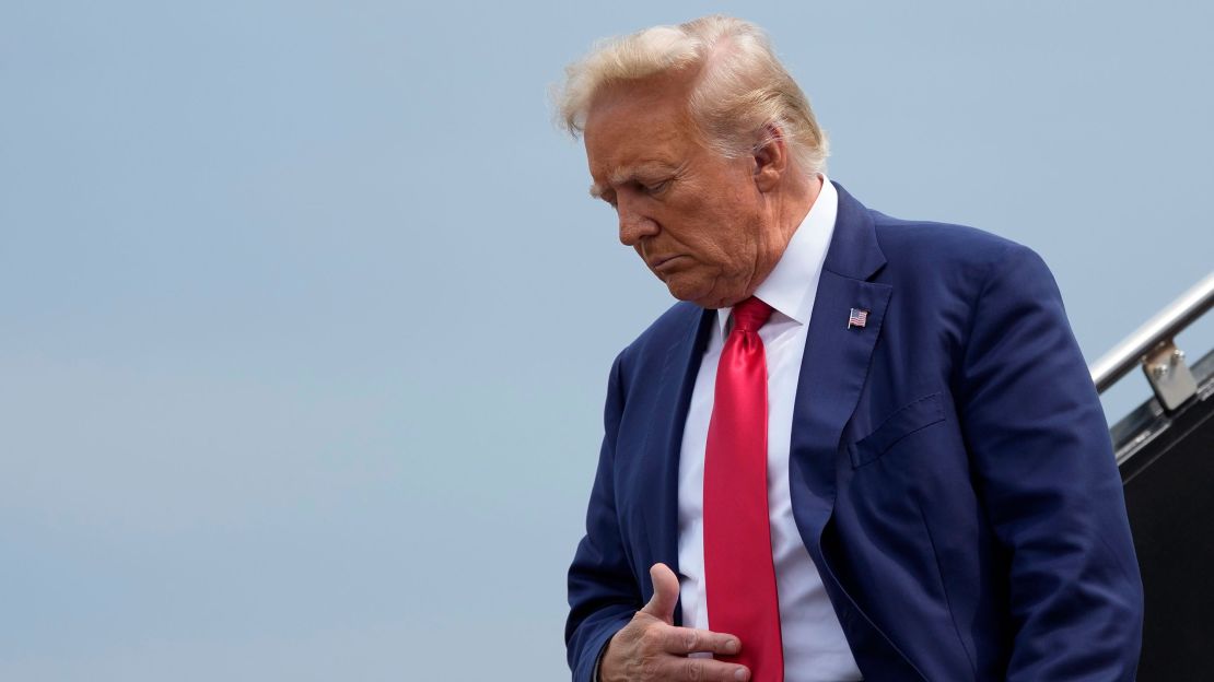 El expresidente Donald Trump llegando al Aeropuerto Internacional de Washington Ronald Reagan Washington National el 3 de agosto de 2023, en Arlington