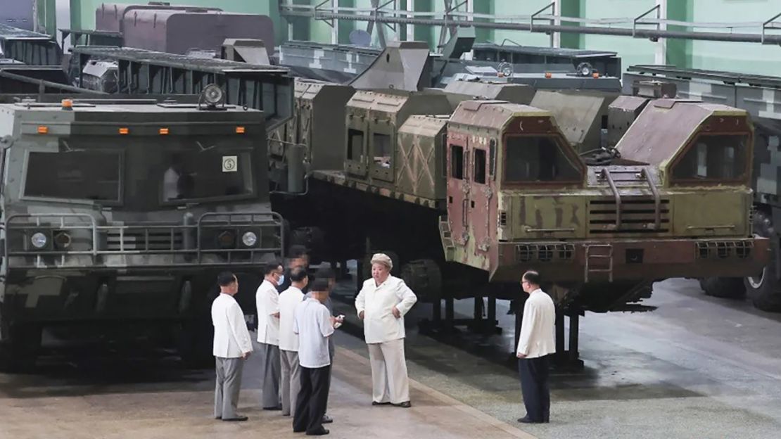 El líder norcoreano Kim Jong Un inspecciona una fábrica de municiones en esta imagen difundida por la agencia estatal de noticias KCNA.