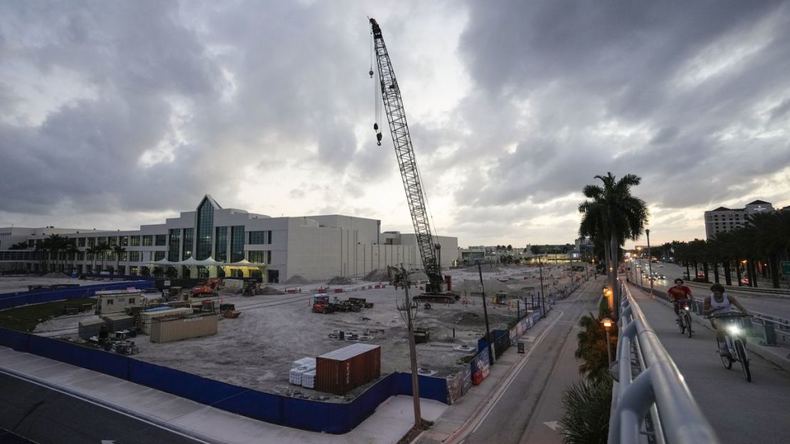 La construcción de un hotel Omni de 801 habitaciones junto al Centro de Convenciones del Condado de Broward en Fort Lauderdale, Florida, el 22 de marzo de 2022. El condado de Broward, que invirtió US$ 1.500 millones en la expansión y renovación de su centro de convenciones, no ha tenido las reservas que esperaba.