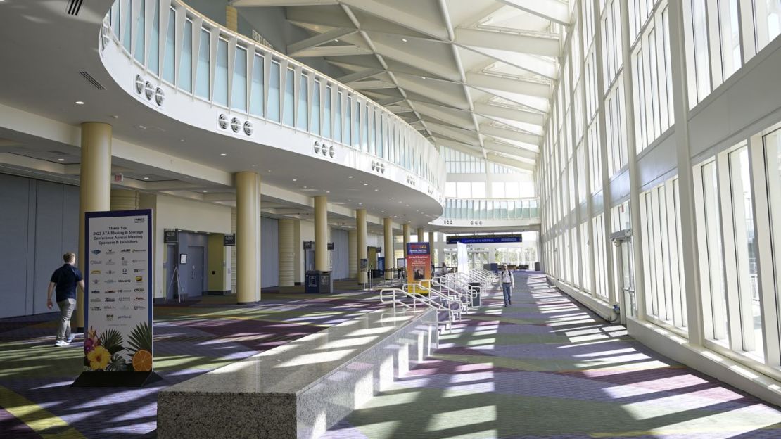 La gente camina por el interior del Centro de Convenciones del Condado de Orange el 26 de febrero de 2023, en Orlando.